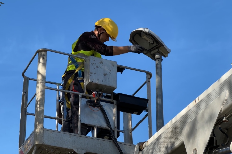 wymiana żarówek w ulicznych lampach